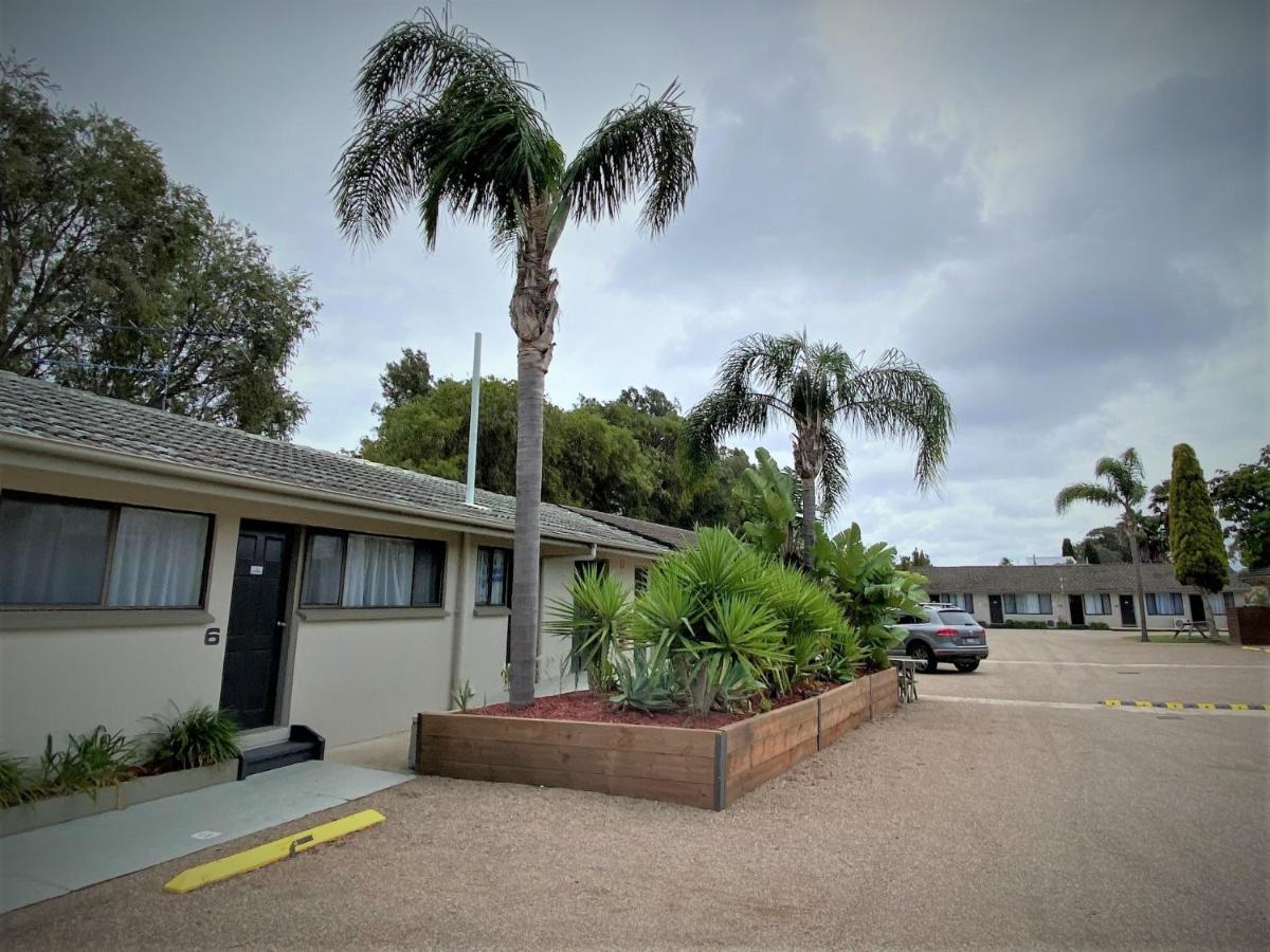 Hanging Rock Family Motel ベイトマンズ・ベイ エクステリア 写真