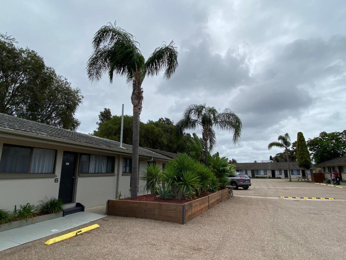 Hanging Rock Family Motel ベイトマンズ・ベイ エクステリア 写真